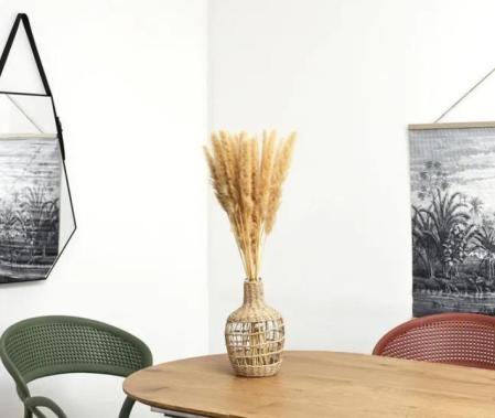 Jarrón en botella de vidrio con cuerda.