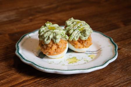Los huevos rellenos de centollo con mayonesa de albahaca de Benditto