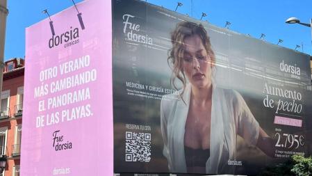 La lona de publicidad de las clínicas Dorsia, en Callao (Madrid).