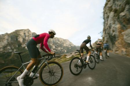 Mantener las manos cerca de las manetas de freno es indispensable para reaccionar rápidamente a cualquier imprevisto.