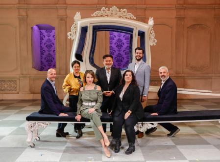 En el centro, Javier Camarena (Don Ramiro), entre las mezzo Maria Kataeva y Carol García (Angelina en sendos repartos), rodeados por la izquierda de Víctor García de Gomar, director artístico del Liceu, y Emma Dante, directora escénica, y por la derecha de Carles Pachón (Dandini) y Ignasi Miró, director corporativo de Cultura y Ciencia de la Fundació La Caixa.