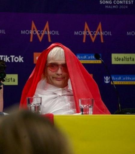 El cantante de Países Bajos mientras hablaba la representante de Israel