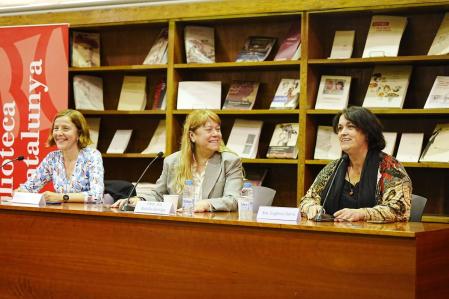 La directora de la ILC, Izaskun Arretxe; la consellera de Cultura, Natàlia Garriga, i la directora de la Biblioteca de Catalunya, Eugènia Serra