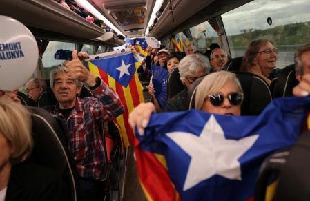 Supporters of exiled Catalan separatist leader Carles Puigdemont hold Esteladas (Catalan separatist flag) as they sing inside a bus, during their travel to France for a Junts Per Catalunya (Together for Catalonia) party rally, in La Jonquera near France, in Spain, May 7, 2024. REUTERS/Nacho Doce