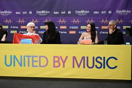 Malmo (Sweden), 09/05/2024.- Joost Klein (L) representing the Netherlands with the song 'Europapa' and Eden Golan (2-R) representing Israel with the song 'Hurricane' during a press meeting with the entries that advanced to the final after the second semi-final of the 68th edition of the Eurovision Song Contest (ESC) at the Malmo Arena, in Malmo, Sweden, 09 May 2024. (Países Bajos; Holanda, Suecia)
