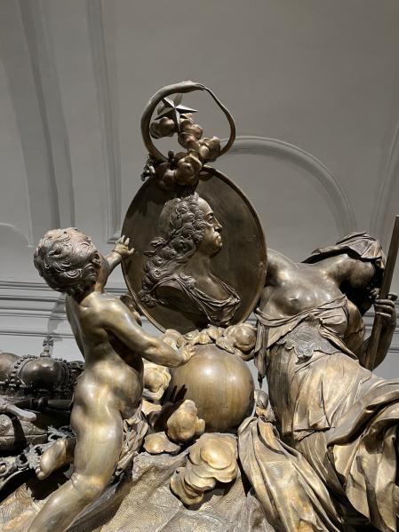 Medallón de Carlos de Habsburg en el túmulo funerario de Viena  .