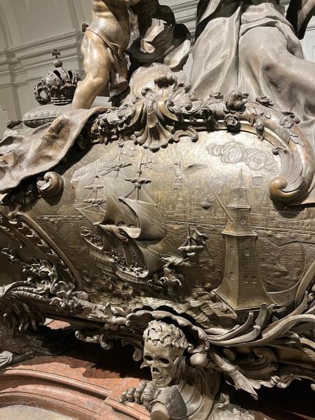 Detalle del sarcófago de Isabel Cristina con las vistas al puerto de Barcelona  .