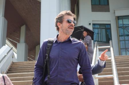KOH SAMUI (TAILANDIA), 01/05/2024.- El joven español Daniel Sancho terminó este miércoles después de alrededor de tres horas, su declaración en el juicio en su contra Tailandia miedo el supuesto asesinato del cirujano colombiano Edwin Arrieta, que hoy se centró en responder en laso preguntas de la acusación. En la imagen, el padre de Daniel, Rodolfo Sancho, en su salida del tribunal de Samui (Tailandia). EFE/ Sitthipong Charoenjai
