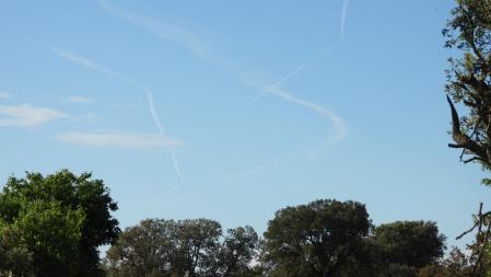 Rastro de aviones camino al Pirineo.