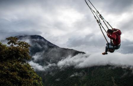 Un hombre en un columpio a gran altura en Ecuador.