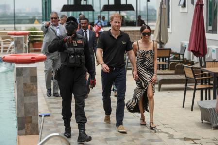 Meghan Markle con el vestido de Johanna Ortiz