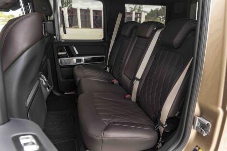 El interior es lujoso y funcional y puede equiparse si se desea con posavasos refrigerados y el sistema de sonido envolvente Burmester 3D, entre otras dotaciones&nbsp;&nbsp;