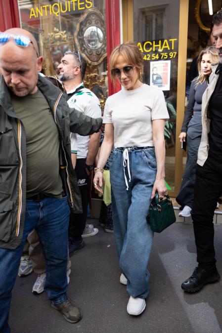 Jennifer Lopez con vaqueros y camiseta en París
