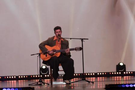 Alfred Garcia, a la guitarra en la gala de los premios RAC105