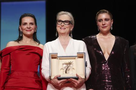 Meryl Streep, en el centro, sostiene la Palma de Oro honorífica, junto con la miembro del jurado Juliette Binoche, a la izquierda, y la presidenta del jurado, Greta Gerwig, durante la ceremonia de apertura del 77º festival internacional de cine de Cannes.