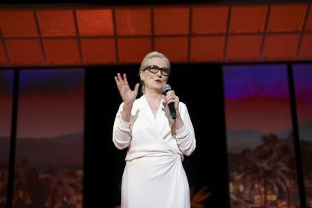 La actriz Meryl Streep se dirige a los presentes en la entrega de la Palma de Honor del Festival de Cannes