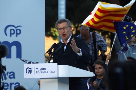 El president del PP, Alberto Núñez Feijóo, en el míting de final de campanya del PPC a l'Hospitalet de Llobregat