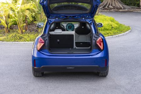 El maletero puede ampliarse abatiendo el respaldo de la banqueta trasera, partido en proporciones 60:40&nbsp;