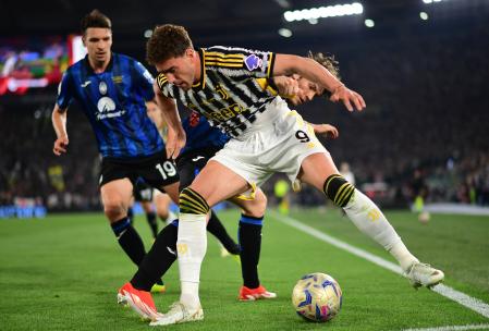 Dusan Vlahovic, gran protagonista, en acción junto a Marten de Roon