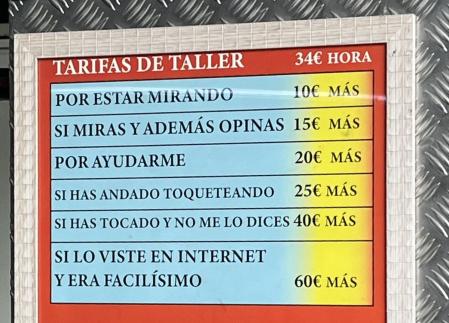 El cartel de un taller mecánico que se ha hecho viral por las tarifas que cobra: 