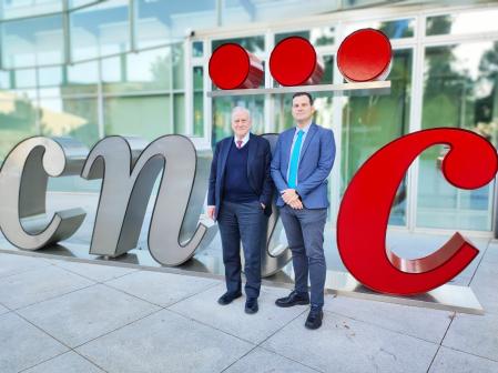 Los cardiólogos Valentín Fuster y Borja Ibáñez, ante la sede del CNIC