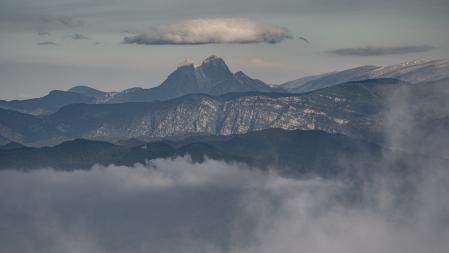 La nube sombre del Pedraforca vista desde el santuario de Bellmunt.