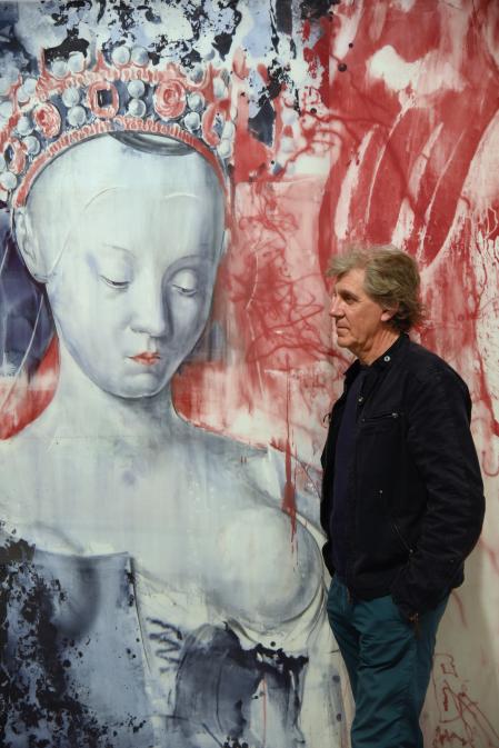 Julio Vaquero junto a una de  las obras que expuso en 2018  en  la  galería Marlborough Barcelona en el marco de su exposición ‘Museo robado’.