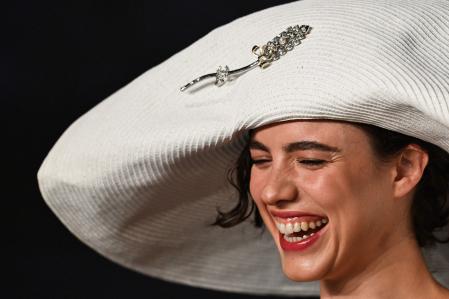 Margaret Qualley y su pamela