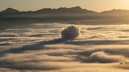 Oleaje en el mar de niebla en la Plana de Vic.