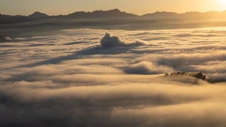 Oleaje en el mar de niebla en la Plana de Vic.