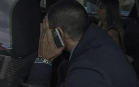 l empresario Alberto González Amador, novio de la presidenta madrileña, Isabel Díaz Ayuso, sale de los Juzgados de Plaza de Castilla este lunes. La jueza que le investiga por presunto fraude a Hacienda ha pospuesto su declaración para el próximo 24 de junio, cuando prevé interrogar a los cinco imputados en la causa. González Amador ha llegado sin ser visto por la prensa y ha accedido al juzgado en el que estaba citado de la misma manera. Al salir de la sala se ha marchado junto a uno de sus abogados y se le ha visto cambiado de apariencia, con el pelo muy corto