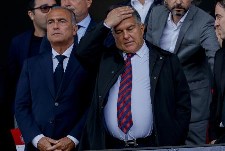 Laporta, en el palco de Montjuïc junto al vicepresidente Rafa Yuste en el partido contra el Rayo