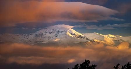 La luz del Puigmal nevado en primavera.