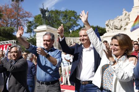 Espadas, junto al expresidente Zapatero y Teresa Ribera en un acto electoral en Cádiz