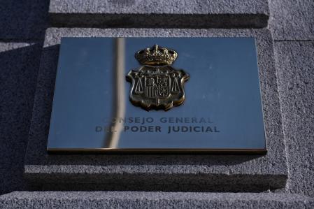 Entrada del Consejo general del Poder Judicial donde se ha celebrado una sesión extraordinaria para elegir a los magistrados del Tribunal Constitucional (TC), en la sede del Consejo general del Poder Judicial (CGPJ), a 27 de  diciembre de 2022, en Madrid (España). Los vocales del Consejo General del Poder Judicial (CGPJ) han elegido este martes por unanimidad en su segunda votación a los dos magistrados que les corresponde designar al Tribunal Constitucional: el magistrado del Tribunal Supremo (TS) César Tolosa y la magistrada jubilada del (TS) María Luisa Segoviano; ambos propuestos por el ala conservadora del órgano de gobierno de los jueces. Tanto Tolosa como Segoviano fueron propuestos por el ala conservadora del órgano de gobierno de los jueces.