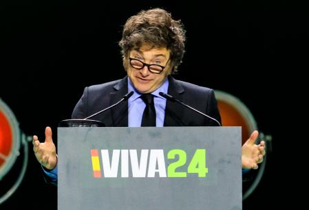 Javier Milei, presidente de Argentina, junto al líder de Vox, Santiago Abascal, durante la convención política de Vox 