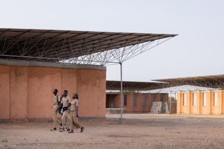 Alumnos del instituto de educación secundaria de Gando, en Burkina Faso, fotografiados en 2021. Edificio diseñado y construido por Kéré Architecture