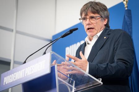 El candidato de Junts a la Generalitat de Catalunya, Carles Puigdemont, durante una rueda de prensa para valorar los resultados de las elecciones catalanas, a 13 de mayo de 2024, en Argelès (Francia). Durante la comparecencia, Puigdemont ha anunciado que ya ha abierto los primeros contactos con ERC y ha anunciado su intención de presentar su candidatura a la presidencia de la Generalitat en el debate de investidura. Junts obtuvo ayer, 12 de mayo, en las elecciones a la Generalitat de Catalunya, 35 escaños, tres más que en las pasadas elecciones autonómicas de 2021.