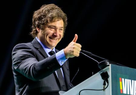 Javier Milei, presidente de Argentina, junto al líder de Vox, Santiago Abascal, durante la convención política de Vox 