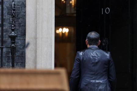 El primer ministro británico, Rishi Sunak, tras anunciar en la puerta de Downing Street, bajo la lluvia, el adelanto electoral
