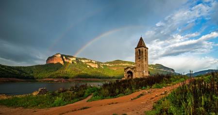 Arco iris doble coronando la iglesia Sant Romà de Sau.