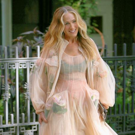 Carrie Bradshaw (Sarah Jessica Parker) con el vestido de Simone Rocha en Nueva York