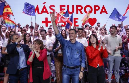 (I-D) El expresidente del Gobierno José Luis Rodríguez Zapatero, la candidta del PSOE a las elecciones europeas, Teresa Ribera,  el presidente del Gobierno, Pedro Sánchez, y la secretaria general del PSPV-PSOE, Diana Morant, durante el inicio de la campaña a los comicios europeos en Valencia, en la Rambleta, a 23 de mayo de 2024, en Valencia, Comunidad Valenciana (España). Pedro Sánchez participa en cinco actos durante la campaña electoral de las elecciones europeas del 9 de junio y está presente en los actos de apertura y cierre en Valencia y Madrid respectivamente y en otros mítines en Sevilla, Valladolid y Málaga.