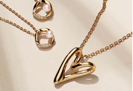 Algunas piezas de la colección Essence de Pandora.
