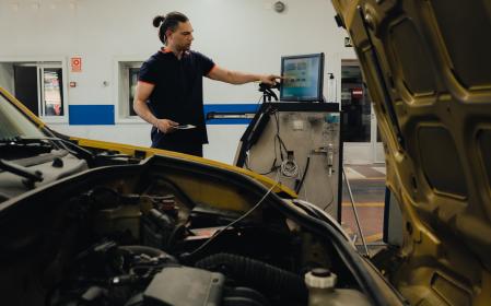 Pasar la ITV es un trámite que los vehículos deben cumplir a partir de una cierta antigüedad&nbsp;