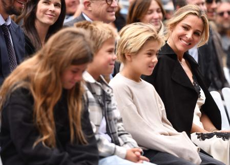 Elsa Pataky junto a sus hijos India Rosa, Sasha y Tristan en el Paseo de la Fama de Hollywood