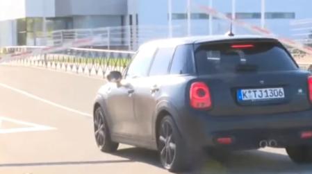 El jugador alemán, entrando a Valdebebas en un Mini Cooper S&nbsp;