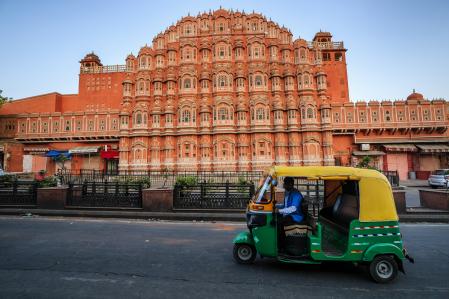 Un tuk-tuk frete al palacio de ls Vientos de Jaipur