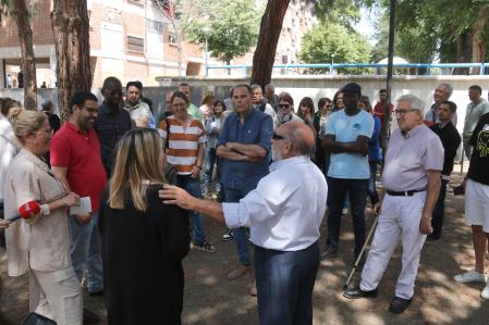 Concentración de vecinos del barrio de la Mariola de Lleida, este viernes.
