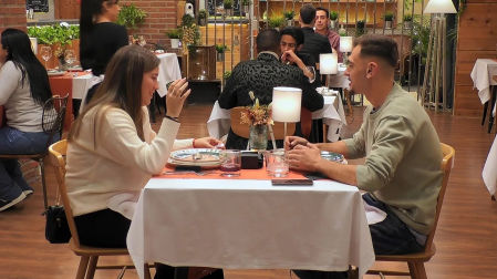 Laura y Alexander durante su cita en 'First Dates', un encuentro marcado por la falta de chispa a pesar de sus intereses compartidos